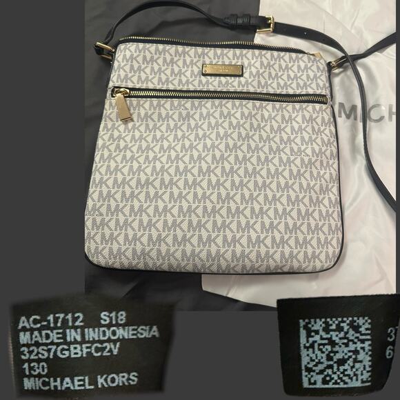 Michael Kors Bedford Signature Flat Crossbody Bag Vanilla NWOT Authentic w/ Dust - Picture 1 of 16